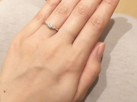 【VERITE(ベリテ)の口コミ】 プラチナベースにセンターに一粒ダイヤがキラキラと輝いて美しいです。な…
