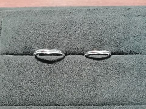 【GALA JEWELRY(ガラジュエリー)の口コミ】 ミル打ちのリングにしたいと思っていて、ストレートではなくVになっている…