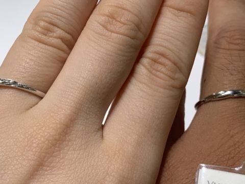 【VIVAGE(ヴィヴァージュ)の口コミ】 中央にダイヤモンド、両サイドに斜めにミル打ちがされていて可愛らしかっ…