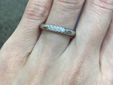 【Katamu(カタム)の口コミ】 鍛造製法であること。ダイヤが綺麗に輝くこと、内側に誕生石を入れられる…