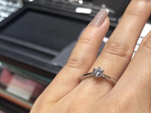 【ラザール ダイヤモンド(LAZARE DIAMOND)の口コミ】 婚約指輪 はソリティア(1粒石)を探していました。
何軒かお店を見ましたが…