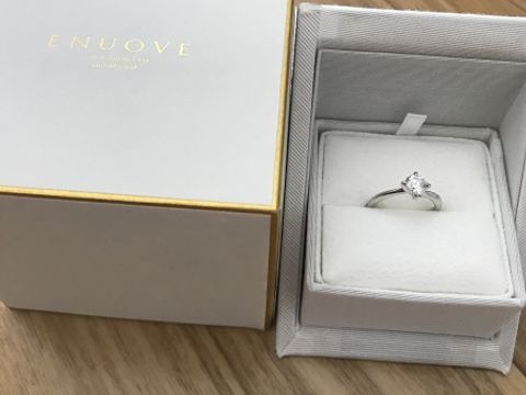 【ENUOVE(イノーヴェ)の口コミ】 Enouveシリーズは、婚約指輪専門に作っているデザインのようで、ダイヤモ…