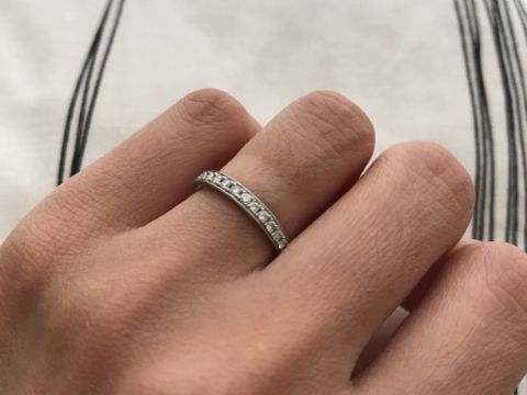 【4℃ BRIDAL(ヨンドシーブライダル)の口コミ】 シンプルでいて品があります。
ダイヤの輝きも目立つのでさり気なくて良い…