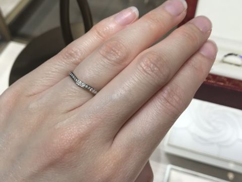 【カルティエ(Cartier)の口コミ】 vラインのカーブがゆるやかでキツすぎず、指が長く見えるデザイン。ダイヤ…