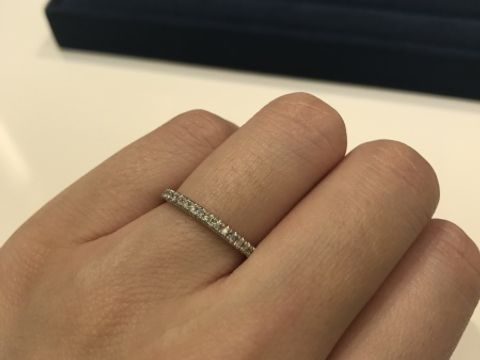 【4℃ BRIDAL(ヨンドシーブライダル)の口コミ】 ダイヤモンドの爪留めタイプは光を当てるとキラキラと輝きとても綺麗。爪…