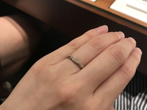 【エクセルコダイヤモンド(EXELCO DIAMOND)の口コミ】 3粒のダイヤモンドで上下にミル打ちがあるデザイン。エクセルコダイヤモン…