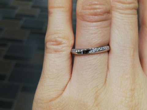 【アイプリモ(I-PRIMO)の口コミ】 ダイヤが多くついているが、斜めのカット部分に斜めについているため、他…