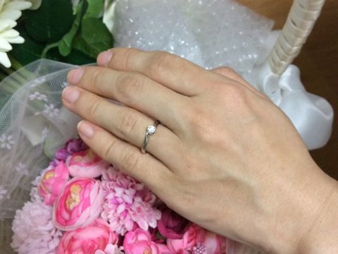 【4℃ BRIDAL(ヨンドシーブライダル)の口コミ】 シンプルなものを希望して下見を重ねていました。ひと粒ダイヤが憧れでし…