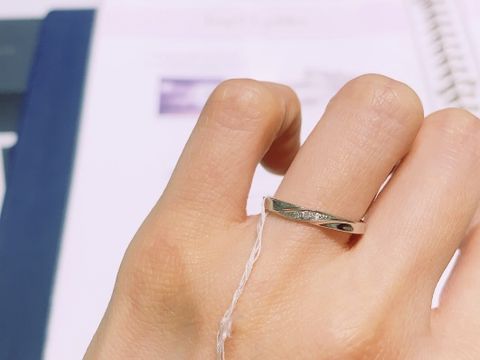 【銀座ダイヤモンドシライシの口コミ】 結婚指輪を探して試着させて頂きました。ストレートタイプで、王道の結婚…