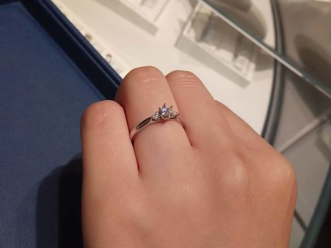 【銀座ダイヤモンドシライシの口コミ】 ダイヤモンドの形を一番綺麗に、かつ美しくみせることに優れたデザインで…