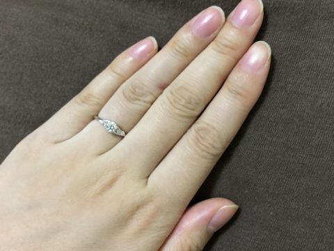 【宝寿堂(ほうじゅどう)の口コミ】 あまり主張せず、ザ、婚約指輪と言われるようなものが元から希望で、たく…