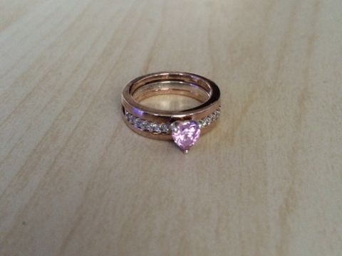 【フォリフォリ(Folli Follie)の口コミ】 フォリフォリが元々好きだったので、クリスマスの時期に婚約指輪として購…