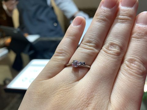 【杢目金屋(もくめがねや)の口コミ】 メインのダイヤのとなりに２つダイヤをつけられるとてもかわいいデザイン…