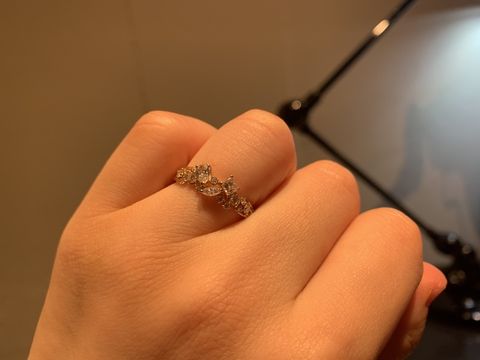 【Bizoux(ビズー)の口コミ】 ありきたりでなく珍しいデザインの婚約指輪がいいなと思ってネットで探し…