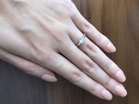 【銀座ダイヤモンドシライシの口コミ】 メレダイヤ付きのデザインで探していたところ、銀座ダイヤモンドシライシ…