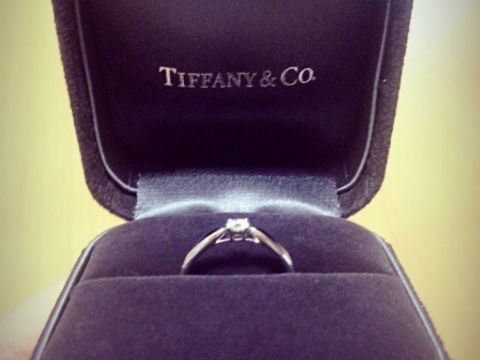 【ティファニー(Tiffany & Co.)の口コミ】 昔から婚約指輪は絶対ティファニーと決めていたから。さらに、選んだ指輪…