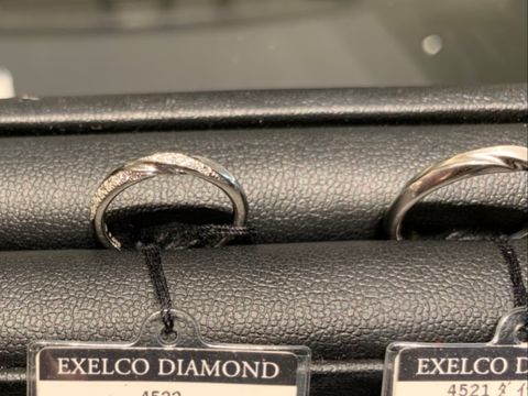【エクセルコダイヤモンド(EXELCO DIAMOND)の口コミ】 三連のダイヤモンドがデザインされており、360°輝きが分かる所を気に…