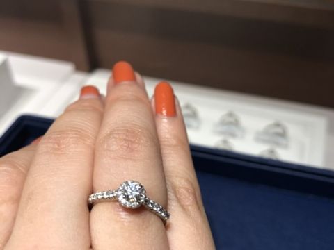 【ラザール ダイヤモンド(LAZARE DIAMOND)の口コミ】 ネット検索をしてから指輪街を何軒か見に行って、自分が好きなデザインは…