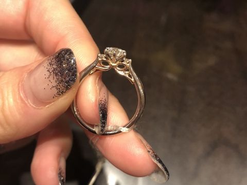 【ケイウノ ブライダル(K.UNO BRIDAL)の口コミ】 シンプルなのですが、横から見るとリボンになっているのが、とっても可愛…