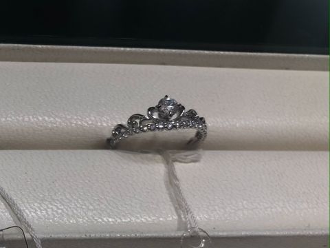 【三越の口コミ】 可愛い婚約指輪を希望していて、つけさせてもらいました。ティアラのデザ…