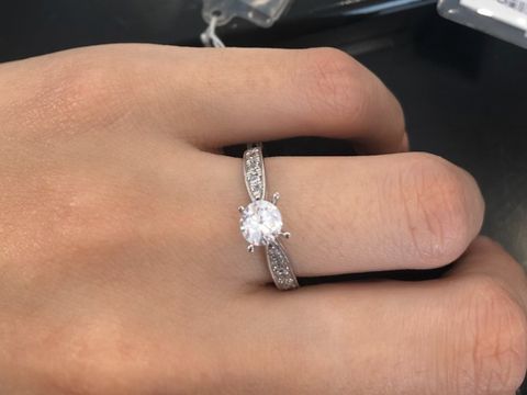 【三越の口コミ】 婚約指輪として可愛いものを希望していましたが、定番のものが気になって…