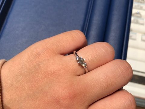 【銀座ダイヤモンドシライシの口コミ】 S型なので、私の太めの指でも綺麗に見えました。
他のデザインでV型もたく…