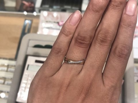 【WATANABE / 卸商社直営　渡辺の口コミ】 妻の結婚指輪を見に行きました。
こちらのデザインはゴールドとシルバーが…