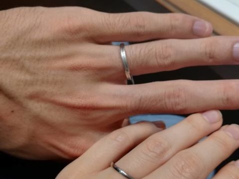 【銀座ダイヤモンドシライシの口コミ】 つや消し加工でのオリジナリティ溢れるデザインと主張しすぎないところが…