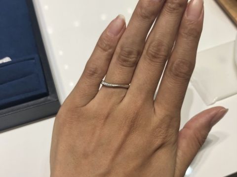 【4℃ BRIDAL(ヨンドシーブライダル)の口コミ】 妻の希望のウェーブデザイン。

こちらのデザインは店員さんによりますと…