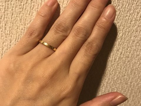 【4℃ BRIDAL(ヨンドシーブライダル)の口コミ】 婚約指輪と重ねてつける予定だったので、シンプルで合わせやすいゴールド…