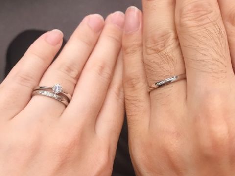 【アイプリモ(I-PRIMO)の口コミ】 真ん中に小さなダイヤが3つ並んでついており、シンプルだけどキラキラして…