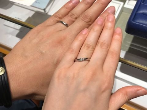 【銀座ダイヤモンドシライシの口コミ】 女性側のイーノというデザインは、ダイヤの数は少ないですが一石の大きさ…