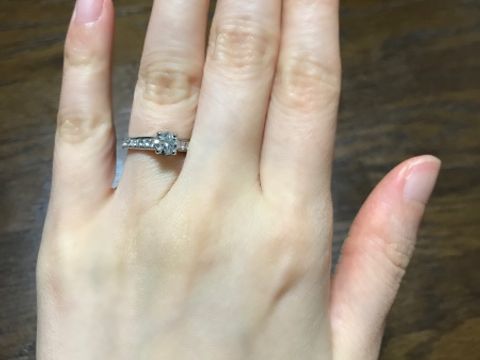 【ヴァン クリーフ＆アーペル(Van Cleef & Arpels)の口コミ】 ダイヤがあり、そのサイドにダイヤが連なっているデザインで探していまし…