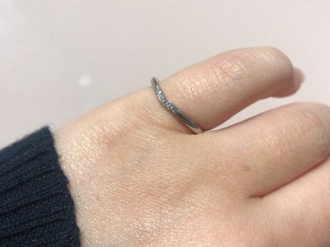 【TRECENTI(トレセンテ)の口コミ】 婚約指輪がトレセンテの緩やかなVラインのデザインの物だったので、それと…