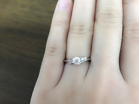 【ラザール ダイヤモンド(LAZARE DIAMOND)の口コミ】 色々な指輪の台座を試せるので、たくさん試着をしました。
初めはほかのデ…