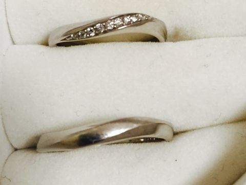 【4℃ BRIDAL(ヨンドシーブライダル)の口コミ】 指輪をしたことのない夫でも似合うデザインを探しました。自分用は細かな…