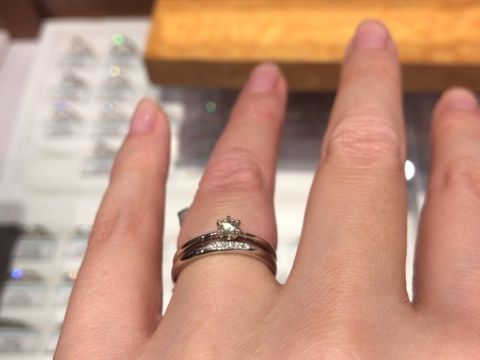 【銀座ダイヤモンドシライシの口コミ】 結婚指輪はシンプルですが、ダイヤモンドが入るデザインなので光が当たる…