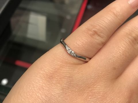 【ラザール ダイヤモンド(LAZARE DIAMOND)の口コミ】 シンプルな緩めのVラインで、どんな場面で着けていても素敵だと思える指輪…