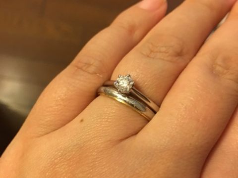 【銀座ダイヤモンドシライシの口コミ】 付けやすいように台座があまり高くない指輪にしました。ひっかかることも…