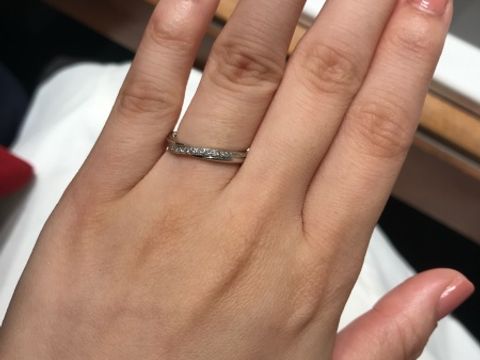 【銀座ダイヤモンドシライシの口コミ】 V字のデザインにはなっていますがウェーブ好きな方でも
気に入るデザイン…