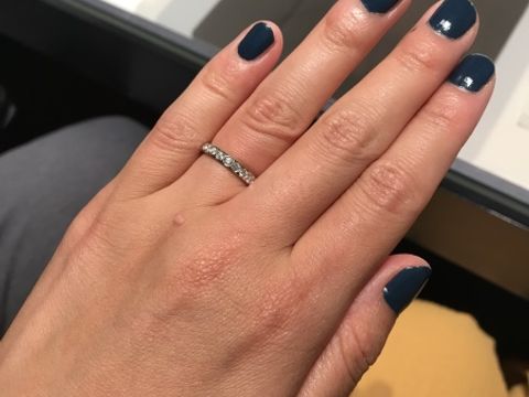【銀座ダイヤモンドシライシの口コミ】 ハーフエタニティのリングで、ダイヤモンドの存在感もあり、とても綺麗な…