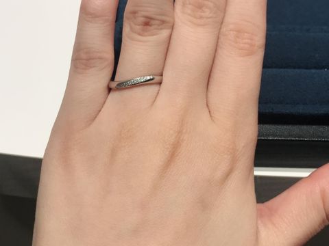 【4℃ BRIDAL(ヨンドシーブライダル)の口コミ】 ウェーブで派手すぎずシンプルすぎずなデザインです。ダイヤモンドも程よ…