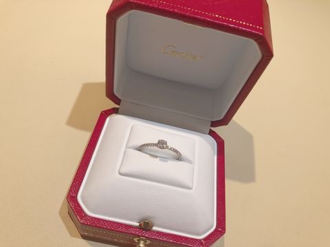 【カルティエ(Cartier)の口コミ】 定番の婚約指輪とは違い周りまでキラキラと光っているところに惹かれまし…