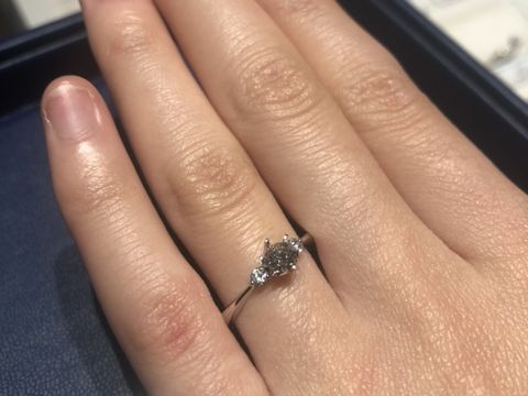 【銀座ダイヤモンドシライシの口コミ】 この結婚指輪は、真ん中のダイヤモンドが目立つようなデザインになってい…