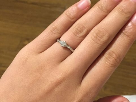 【4℃ BRIDAL(ヨンドシーブライダル)の口コミ】 エンゲージリングを探し出してすぐにこの指輪に出会いました。
流れるよう…