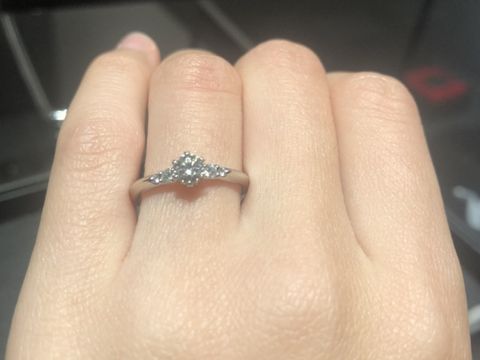 【エクセルコダイヤモンド(EXELCO DIAMOND)の口コミ】 横にもダイヤモンドがついているところが可愛いです。デザインにこだわっ…