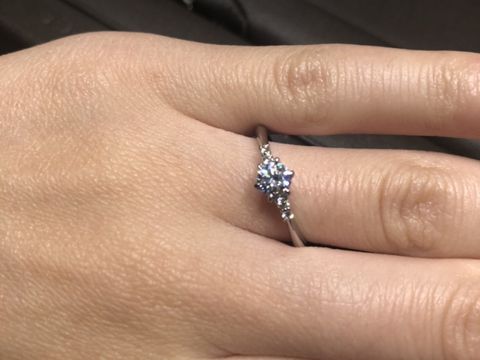 【アイプリモ(I-PRIMO)の口コミ】 大きなダイヤモンドの横にも小さなダイヤモンドがついているところが可愛…