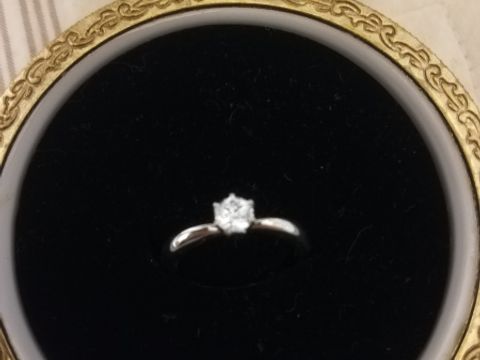 【ウィスプ(WISP)の口コミ】 ダイヤに向けて指輪が細くなっているので
シンプルでも他の指輪とはひと味…