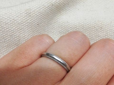 【ヴァンドーム青山(VENDOME AOYAMA)の口コミ】 ダイヤはついていませんが
ミル打ちとなっているのでシンプルすぎずおすす…