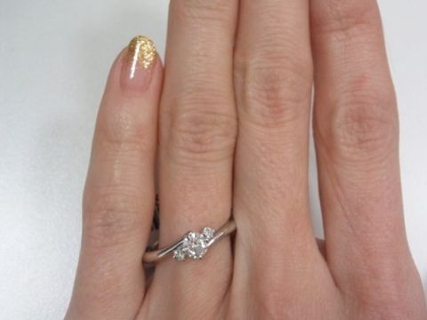 【ジュエリーツツミ(JEWELRY TSUTSUMI)の口コミ】 シンプルなデザインですが、メインのダイヤが大きくて目立ちます。サイド…